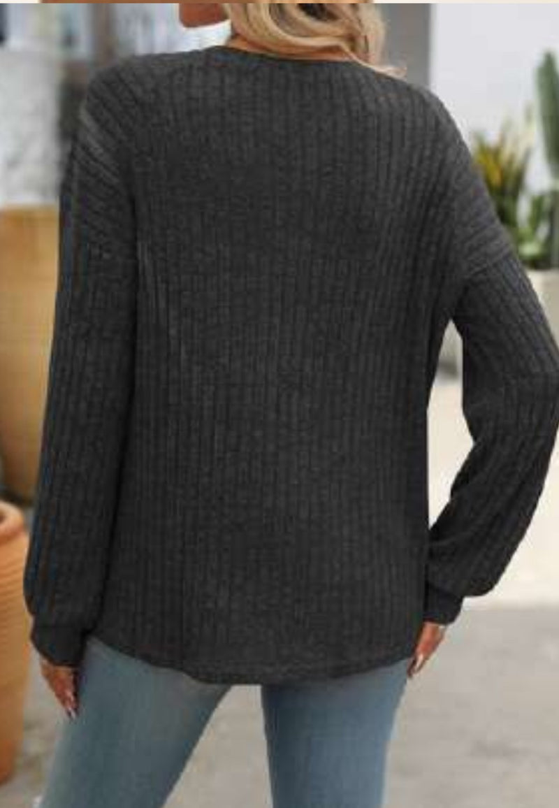 RIBBED BUTTON KNIT